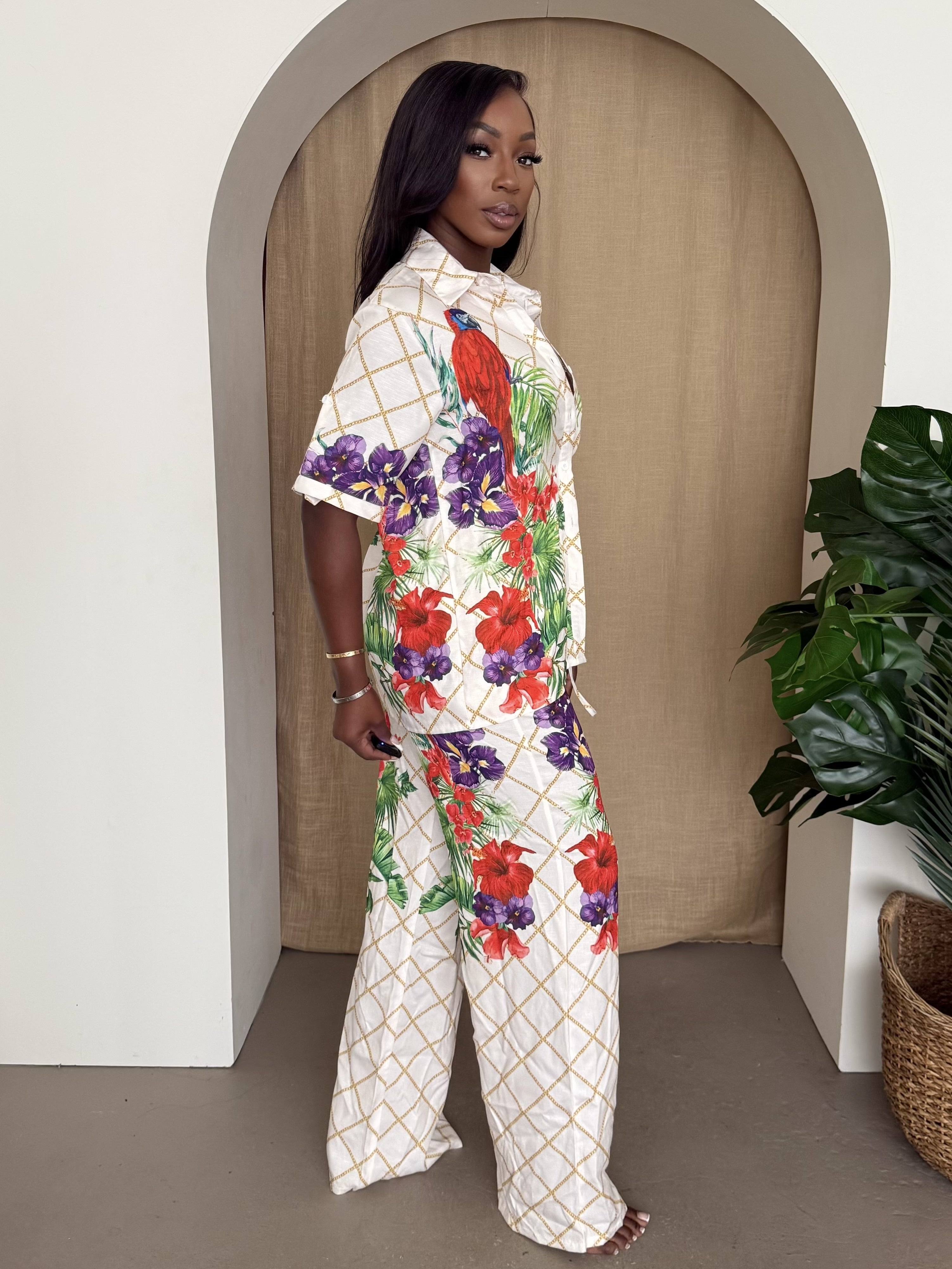 Tropical Parrot Paradise – Vibrant Two-Piece Shirt and Wide-Leg Pants Set for Resort Chic