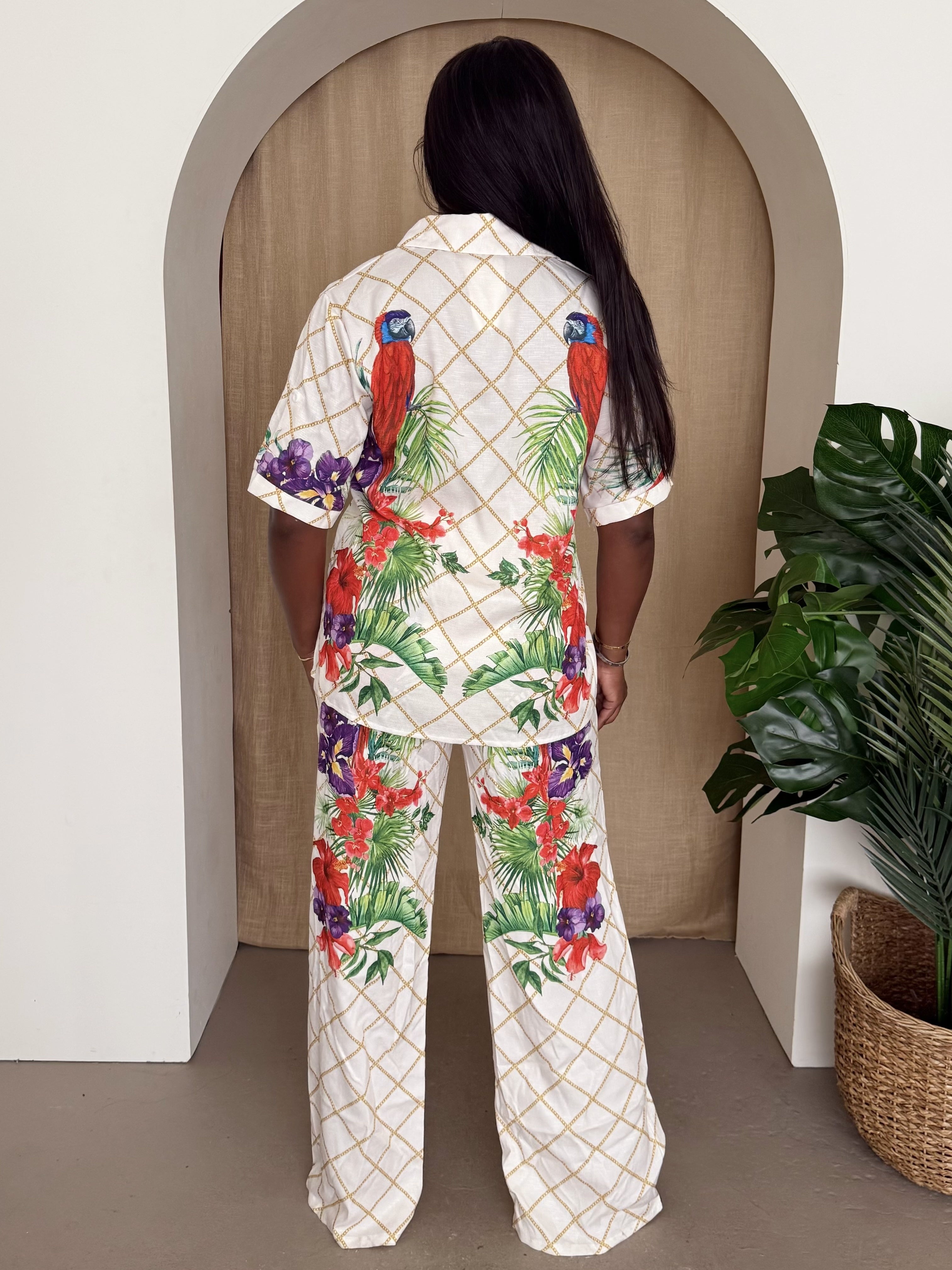 Tropical Parrot Paradise – Vibrant Two-Piece Shirt and Wide-Leg Pants Set for Resort Chic