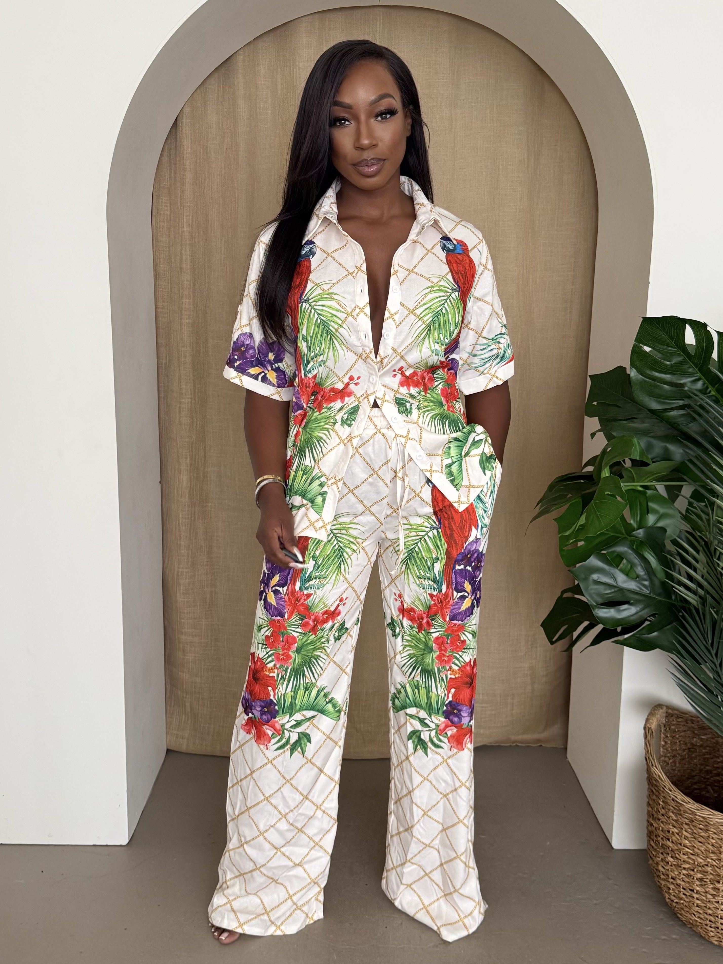 Tropical Parrot Paradise – Vibrant Two-Piece Shirt and Wide-Leg Pants Set for Resort Chic