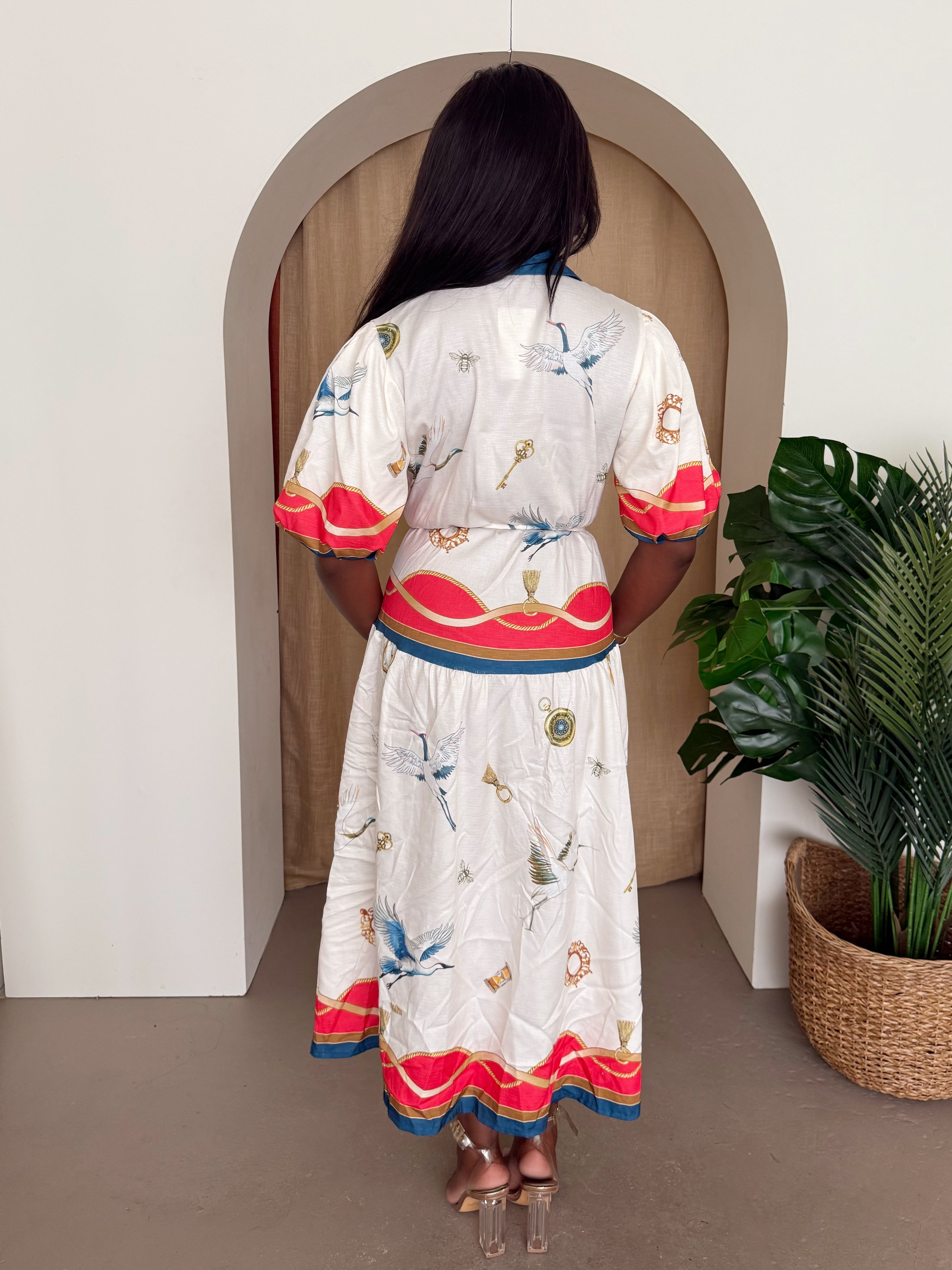 Resort Chic – White and Red Contrast Panel Shirt Dress with Artistic Crane Motif