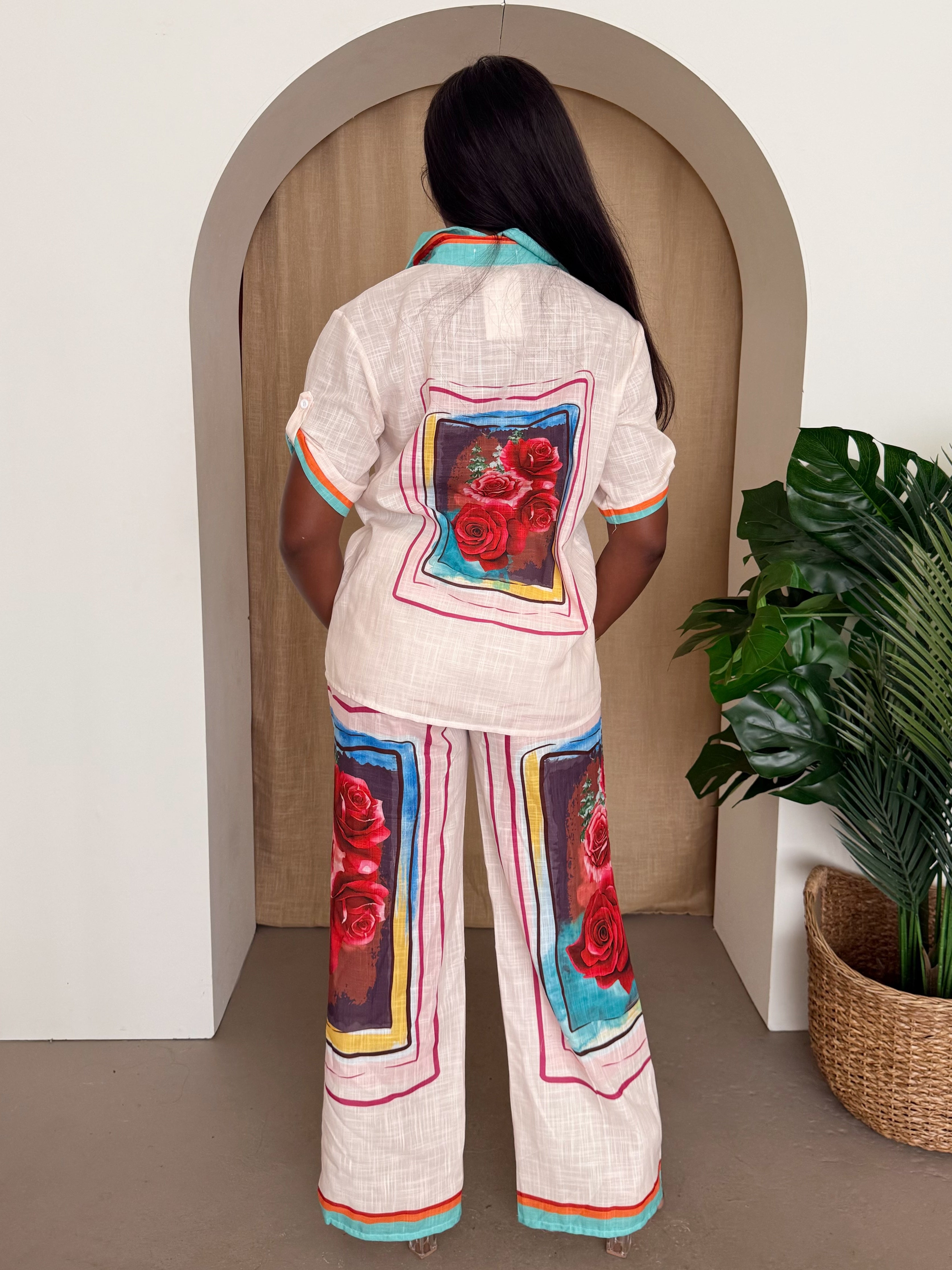 Resort Ready – Breezy Rose Print Two-Piece Set with Collared Shirt and Relaxed Pants